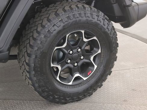 Used 2023 Jeep Wrangler Unlimited Rubicon w/ Cold Weather Group AWD/4WD image 11