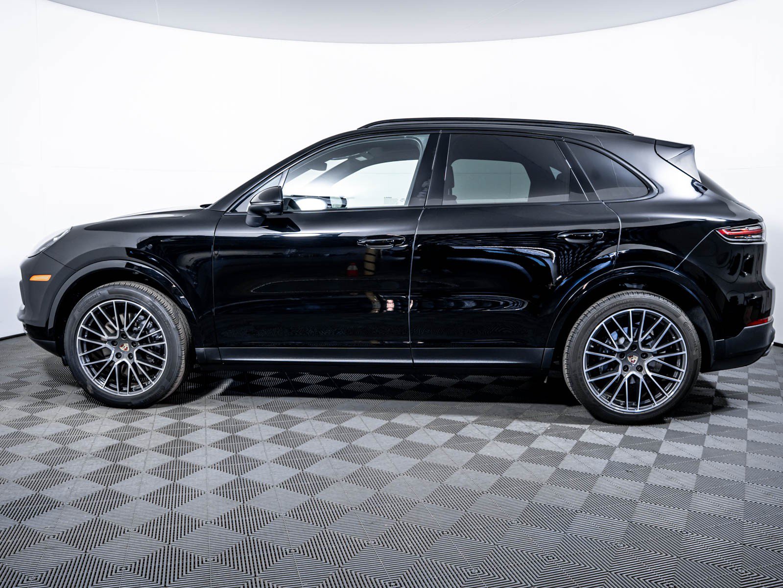 Certified 2023 Porsche Cayenne AWD/4WD image 2