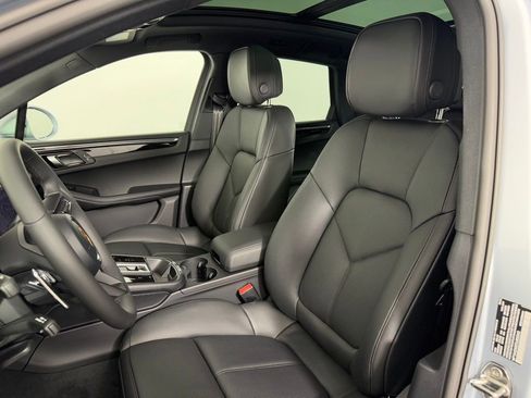 Certified 2026 Porsche Macan AWD/4WD image 5