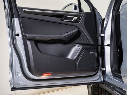 Certified 2025 Porsche Macan image 24