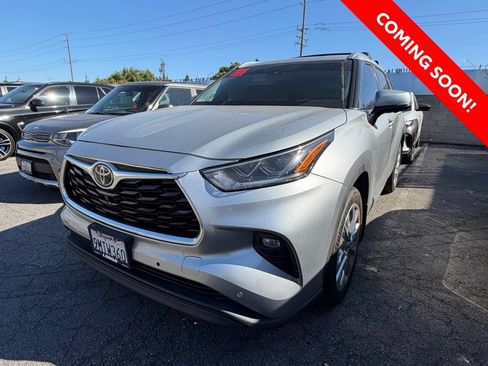 Used 2024 Toyota Highlander Limited FWD image 3