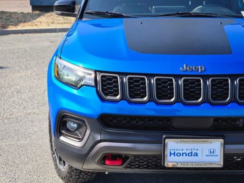 Used 2025 Jeep Compass Trailhawk AWD/4WD image 2