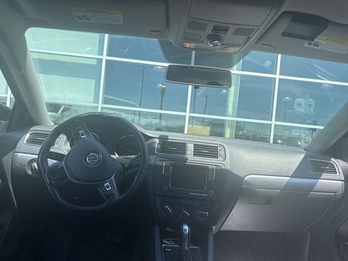 Used 2017 Volkswagen Jetta SE FWD image 5