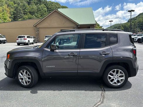 Used 2017 Jeep Renegade Latitude AWD/4WD image 8