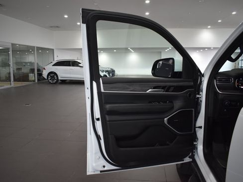Used 2022 Jeep Wagoneer Series III AWD/4WD image 9