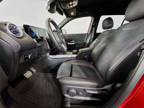 Used 2022 Mercedes-Benz GLB 250 4MATIC image 2