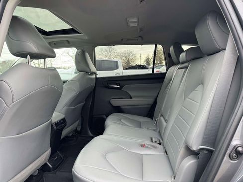 Used 2021 Toyota Highlander XLE image 11