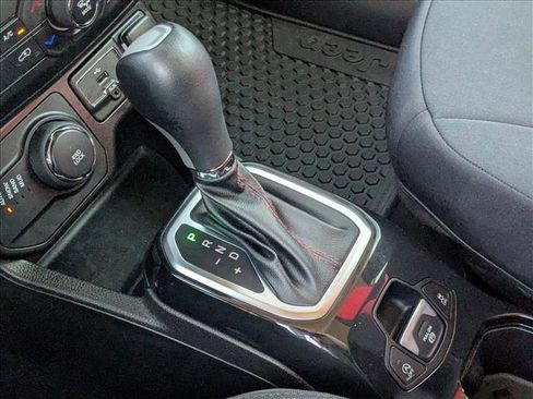 Used 2022 Jeep Renegade Latitude w/ Convenience Group image 12