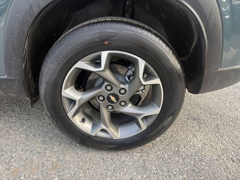 Used 2025 Chevrolet Trax LT w/ LT Convenience Package image 27