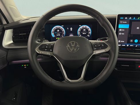New 2025 Volkswagen Tiguan SE image 12