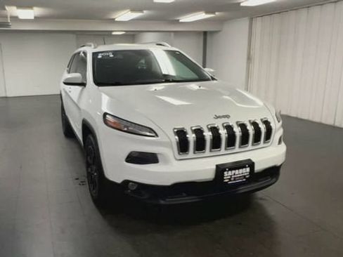 Used 2018 Jeep Cherokee Latitude w/ Safety Group AWD/4WD image 3