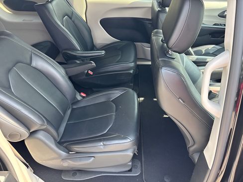 Used 2024 Chrysler Pacifica Limited FWD image 12