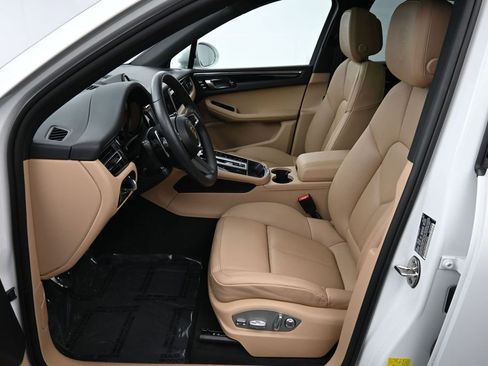 Certified 2025 Porsche Macan AWD/4WD image 10