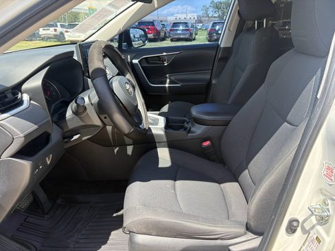 Used 2020 Toyota RAV4 LE FWD image 12