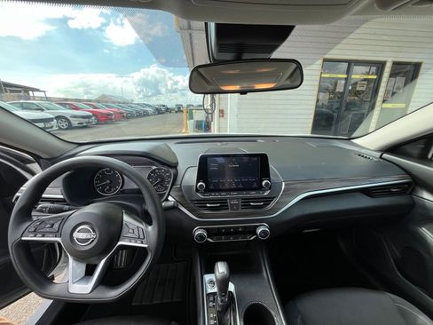 Used 2025 Nissan Altima 2.5 SV image 34