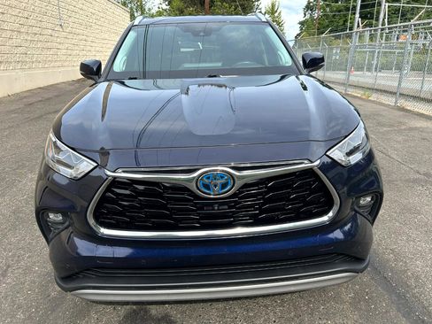 Used 2021 Toyota Highlander Platinum image 2