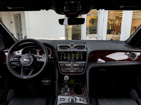 Used 2022 Bentley Bentayga image 4