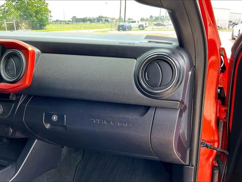 Used 2017 Toyota Tacoma TRD Off-Road w/ Tow Package (A/T) image 18