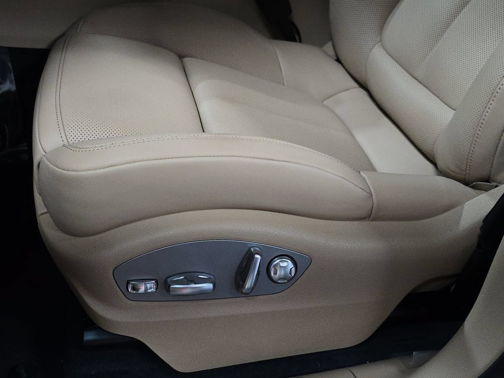 Certified 2025 Porsche Macan AWD/4WD image 23