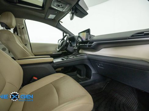 Used 2024 Toyota Sienna Limited AWD/4WD image 39