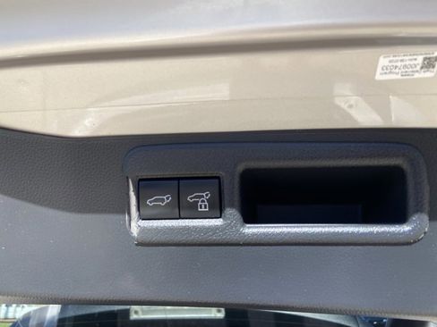 Used 2021 Toyota Venza LE image 52