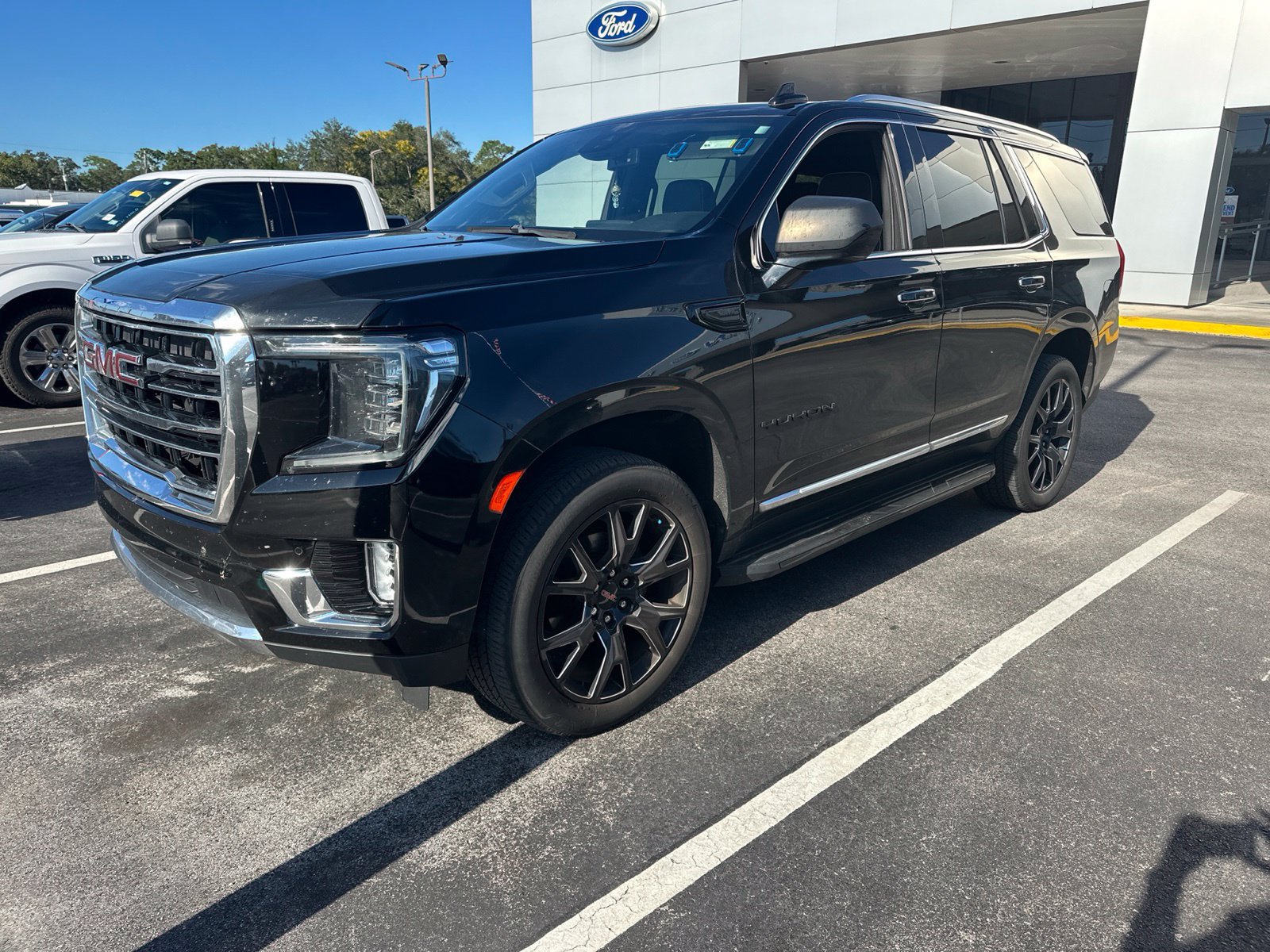 Used 2023 GMC Yukon SLT AWD/4WD image 3