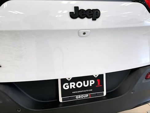 Used 2018 Jeep Cherokee Limited w/ Luxury Group AWD/4WD image 7