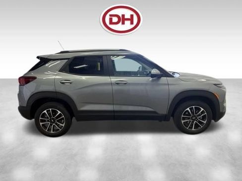 Used 2025 Chevrolet TrailBlazer LT AWD/4WD image 2