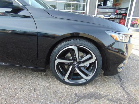 Used 2018 Honda Accord Sport image 11