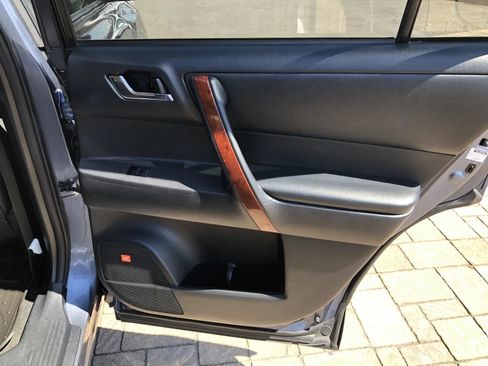 Used 2012 Toyota Highlander Limited AWD/4WD image 36