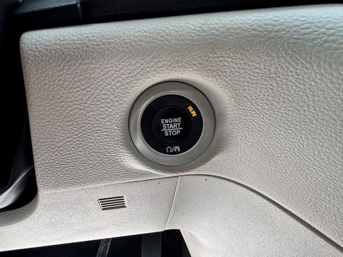 Used 2018 Chrysler Pacifica Limited FWD image 31