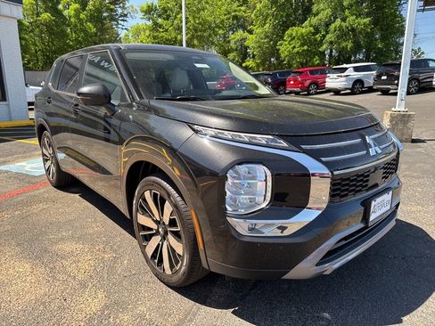 New 2025 Mitsubishi Outlander SE image 4