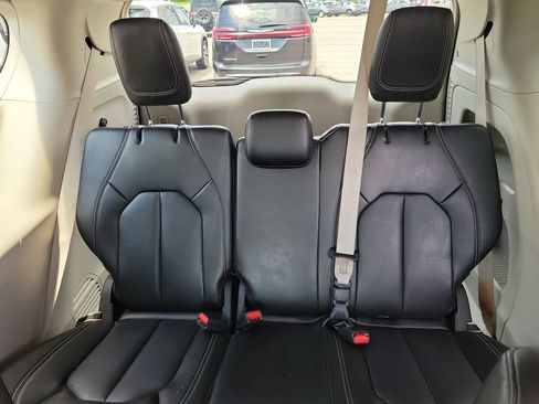 Used 2023 Chrysler Pacifica Touring-L FWD image 14
