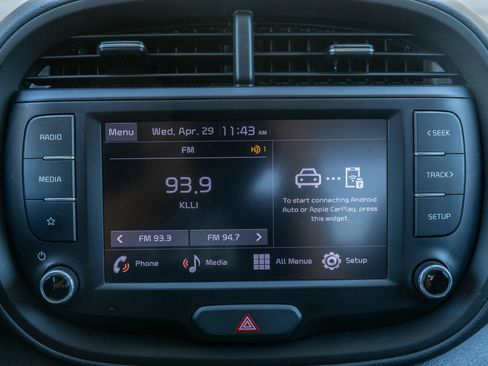 Used 2025 Kia Soul LX w/ LX Technology Package FWD image 17