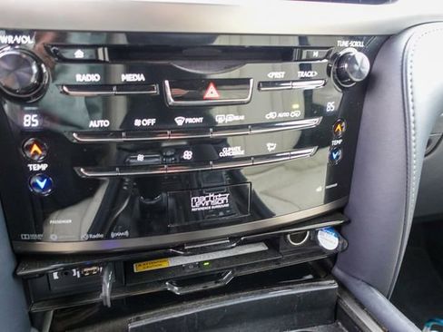 Used 2020 Lexus LX 570 4WD w/ 3rd Row & Luxury Pkg image 21