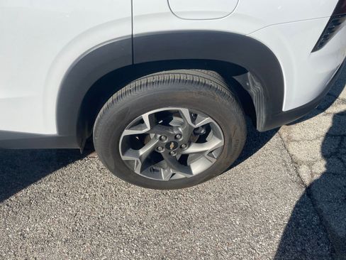 Used 2025 Chevrolet Trax LT image 30