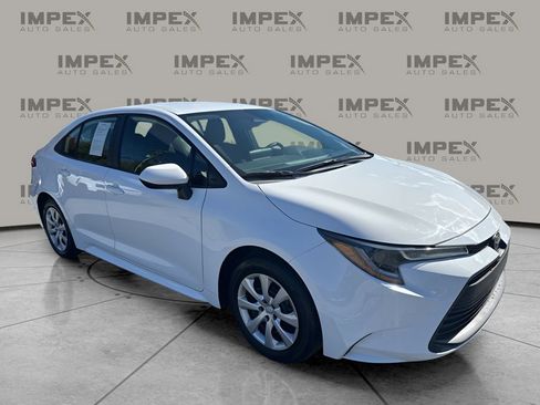 Used 2025 Toyota Corolla LE image 7