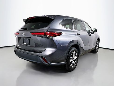 Used 2023 Toyota Highlander XLE image 4