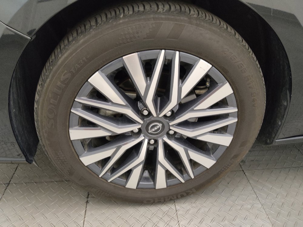 Used 2025 Nissan Altima 2.5 SV FWD image 31