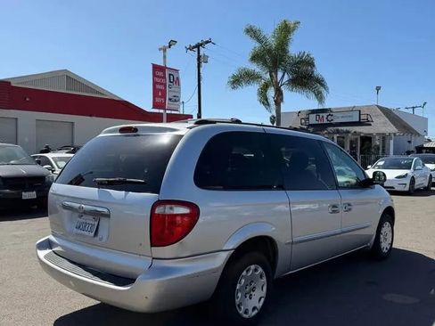 Used 2002 Chrysler Town & Country eL image 2