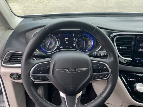 Used 2023 Chrysler Pacifica Touring-L FWD image 25