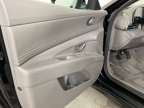 Used 2025 Hyundai Elantra SEL image 14