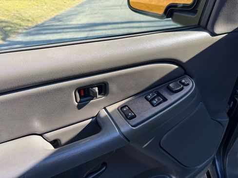 Used 2005 GMC Sierra 2500 SLE w/ Skid Plate Package image 17