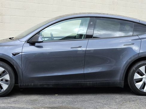 Used 2023 Tesla Model Y Long Range AWD/4WD image 2