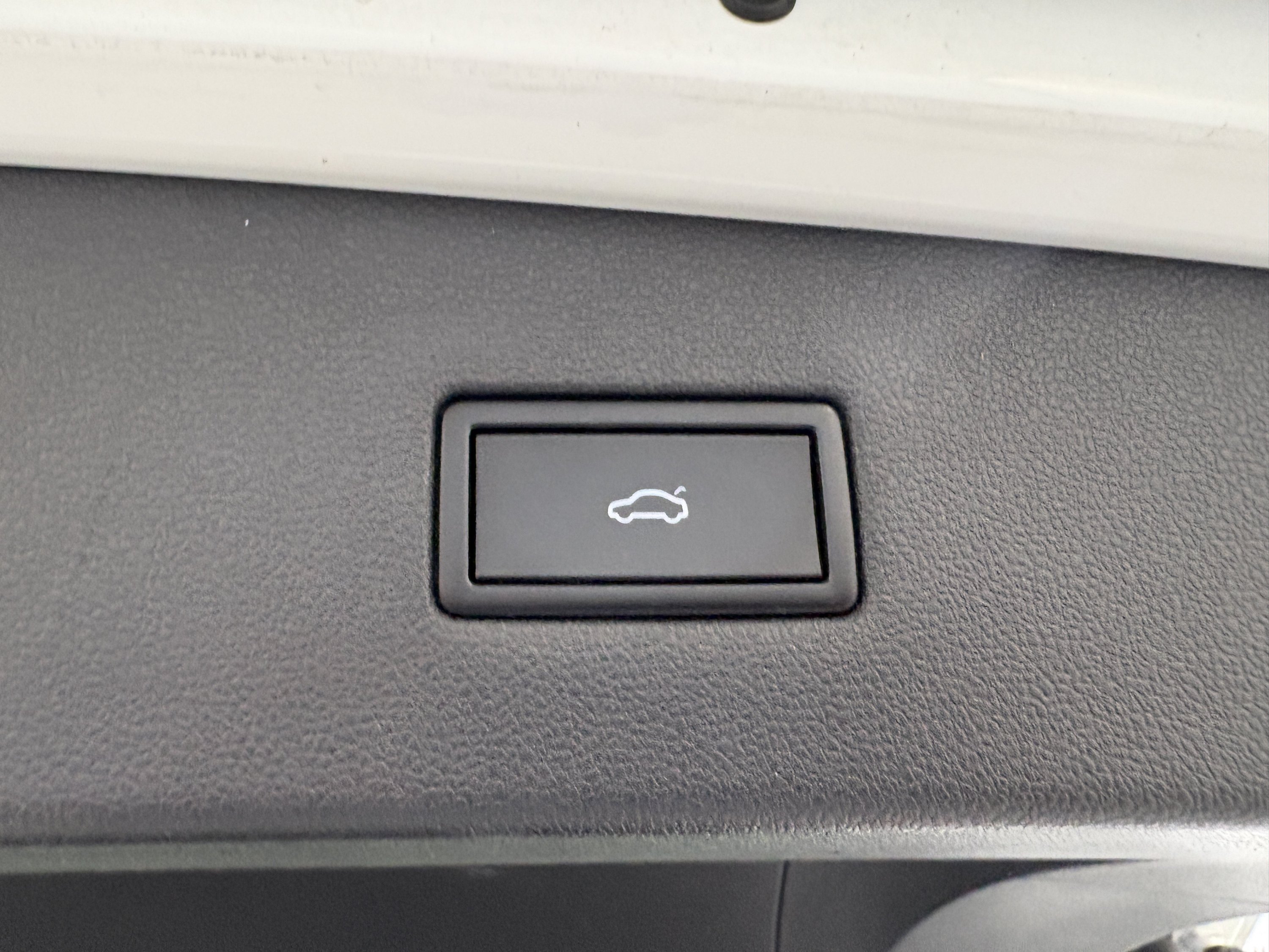 Used 2018 Volkswagen Tiguan SEL AWD/4WD image 9