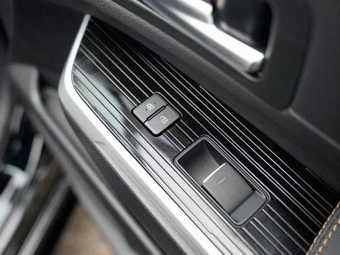 Used 2025 Toyota Sienna XLE Woodland Edition image 33