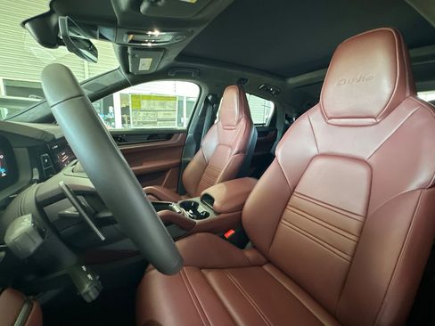 New 2025 Porsche Cayenne Turbo AWD/4WD image 5