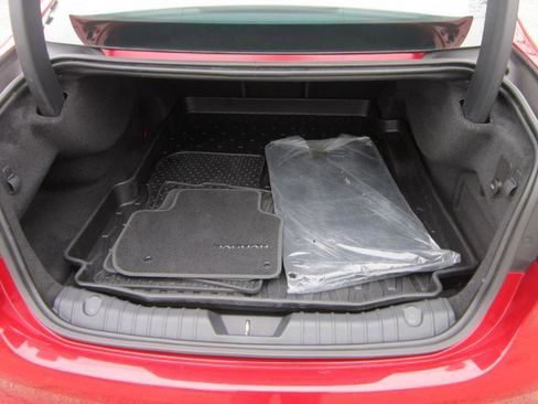 Used 2018 Jaguar XF Premium image 27