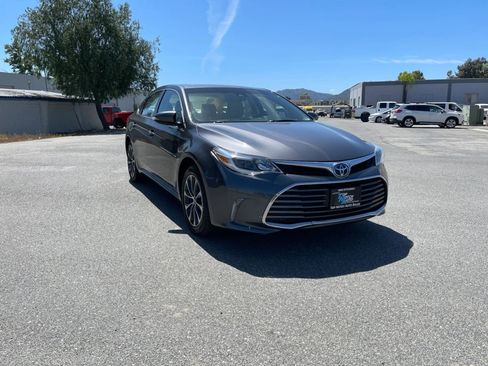 Used 2018 Toyota Avalon XLE Premium w/ Preferred Accessory Package FWD image 3