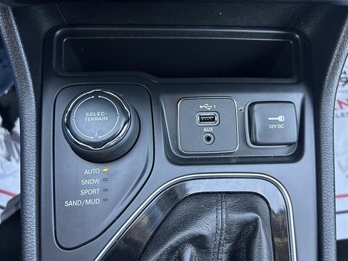 Used 2019 Jeep Cherokee Limited image 23